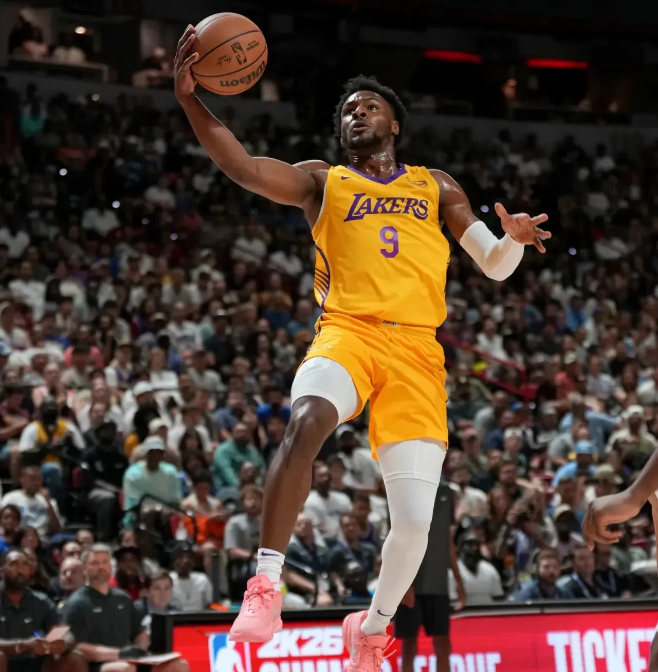 湖人轻取太阳，武切维奇关键制胜