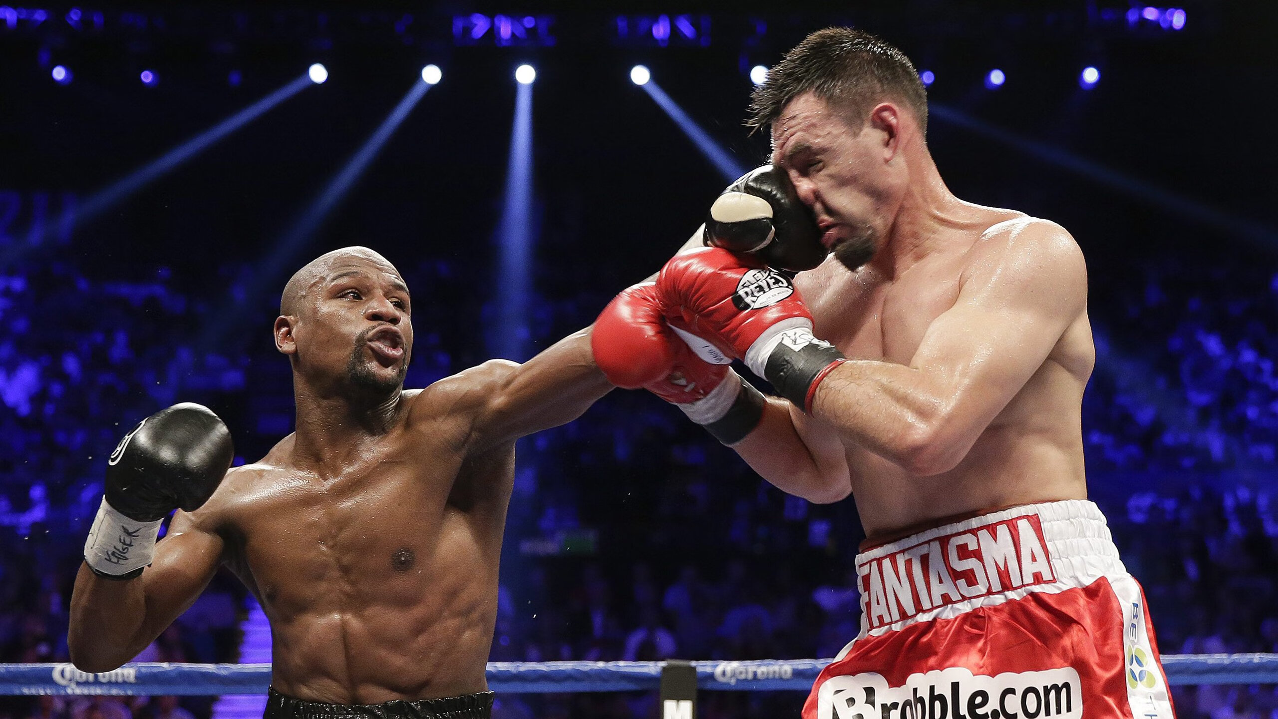 莱万一手掌控比赛走势,德国力量完胜里昂