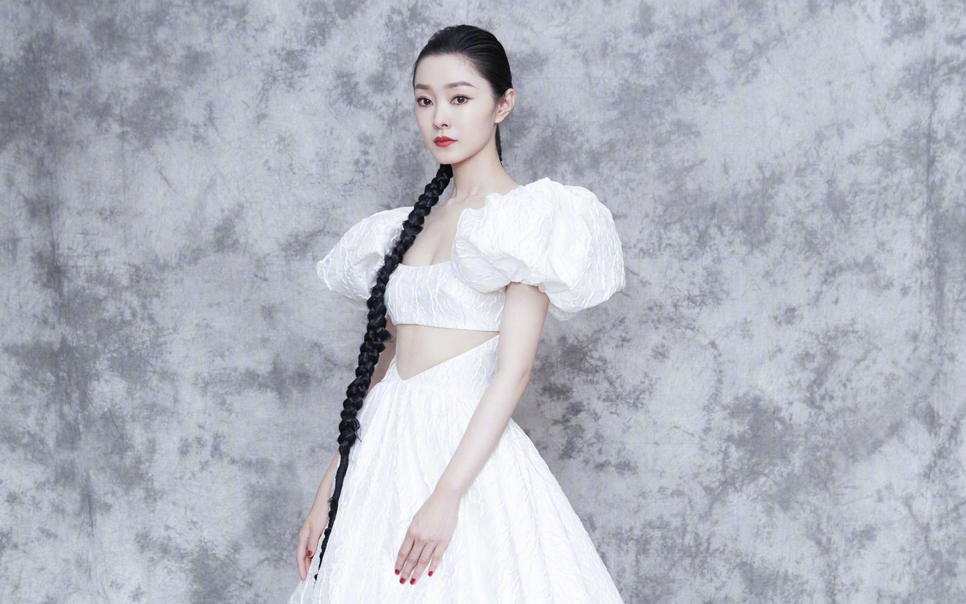 双赛道之战,当恩比德的方向盘被点燃,活塞在硬地赛道完成超车